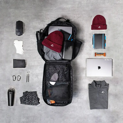 Mochila Gympack Pro 25L Cáqui - Vista Completa com Itens de Treino e Uso Diário Organizados