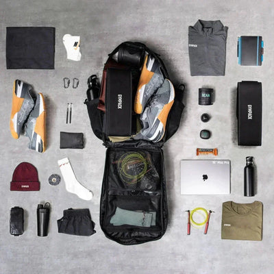 Mochila Gympack Pro 50L Preta Camuflada - Vista Completa com Itens de Treino e Uso Diário Organizados